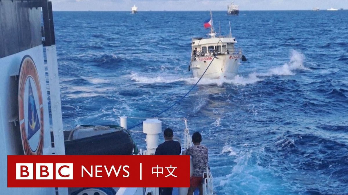 在菲律宾和中国船只周末两天接连在南中国海争议岛屿邻近水域发生紧张对峙后,菲律宾周一(12月11日)召见中国大使,并警告可能为此驱逐中国驻菲律宾大使黄溪连。 马尼拉表示,中国船只针对菲方船只,其中包括一艘载有菲律宾高级军官的船只的行为是“严重升级”。 周日,菲律宾和中国就南海第二托马斯礁(仁爱礁)附近的船只相撞事件相互指责。当时,两艘菲律宾补给船和两艘海警船试图前往该礁,为驻守的菲律宾军队运送补给品。 菲律宾表示,中国“骚扰、阻止并采取了危险行动”。马尼拉还谴责中国海警船发射水炮并撞击补给船和海警船,造成其中一艘“发动机严重损坏”。 中国海警则称,菲律宾船只“以不专业、危险方式突然转向”,并故意冲撞中国海警船,导致发生刮蹭。 此前一天,菲律宾指责中国在另一处有争议的斯卡伯勒浅滩(黄岩岛)附近使用高压水炮阻挠其船只行进。菲律宾方面发布的画面显示,两艘中国海警船向一艘菲律宾小型船只喷射水流。 菲方还称,中国海上民兵船只也使用了据菲方认为是远程声波装置的设备,所发出的声音使一些菲律宾船员暂时失能。 菲律宾1999年将登陆舰马德雷山号(BRP Sierra Madre)故意搁浅在仁爱礁,并派遣军队驻防,以此强化对该国主权的主张。中国则于2012年从菲律宾手中夺取了黄岩岛。