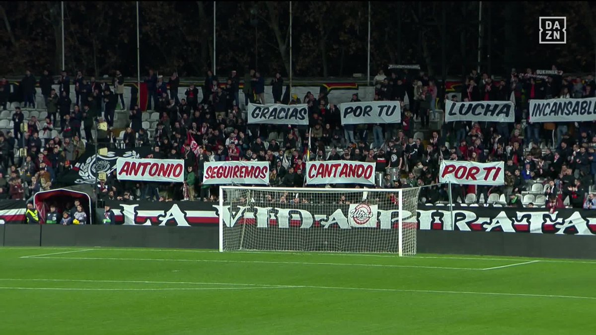 "Gracias por tu lucha incansable. Antonio seguiremos cantando por ti" El minuto de silencio que se ha convertido en un minuto de aplausos 👏 El emotivo homenaje de Vallecas ❤️