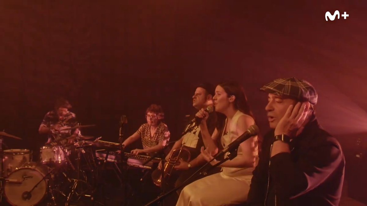 No puede sonar mejor 😊 Aquí tienes la 🎶Lucha de gigantes🎶 de Nacha Pop interpretada por iván ferreiro, Valeria Castro y Zenet Oficial desde #ElCamerino.