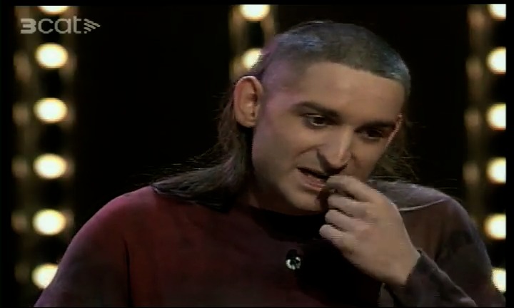 Pareu tot el que esteu fent i gaudiu de set minuts d'Albert Pla skinhead i amb un mullet alhora 📹 Arxiu TV3 CatRàdio