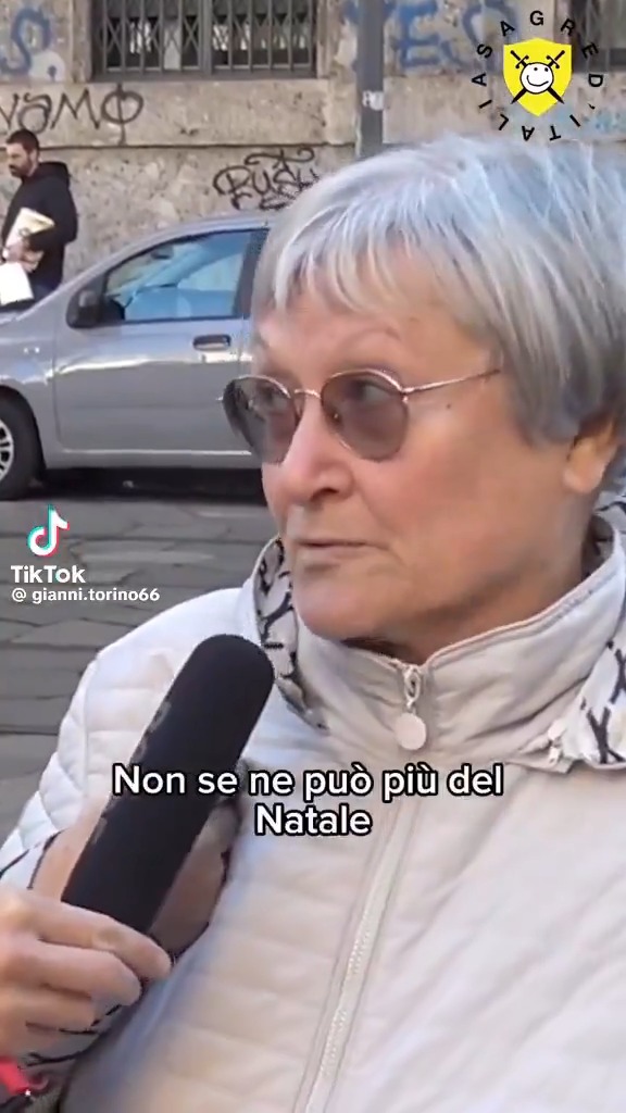 - A lei piace il Natale? - Non se ne può più del Natale. Speriamo passi velocemente