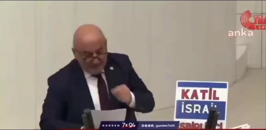 النائب التركي يقع على الأرض بعد أن شتم النبي اسرائيل. احذروا يا مسلمين . نحن شعب الله المختار.
