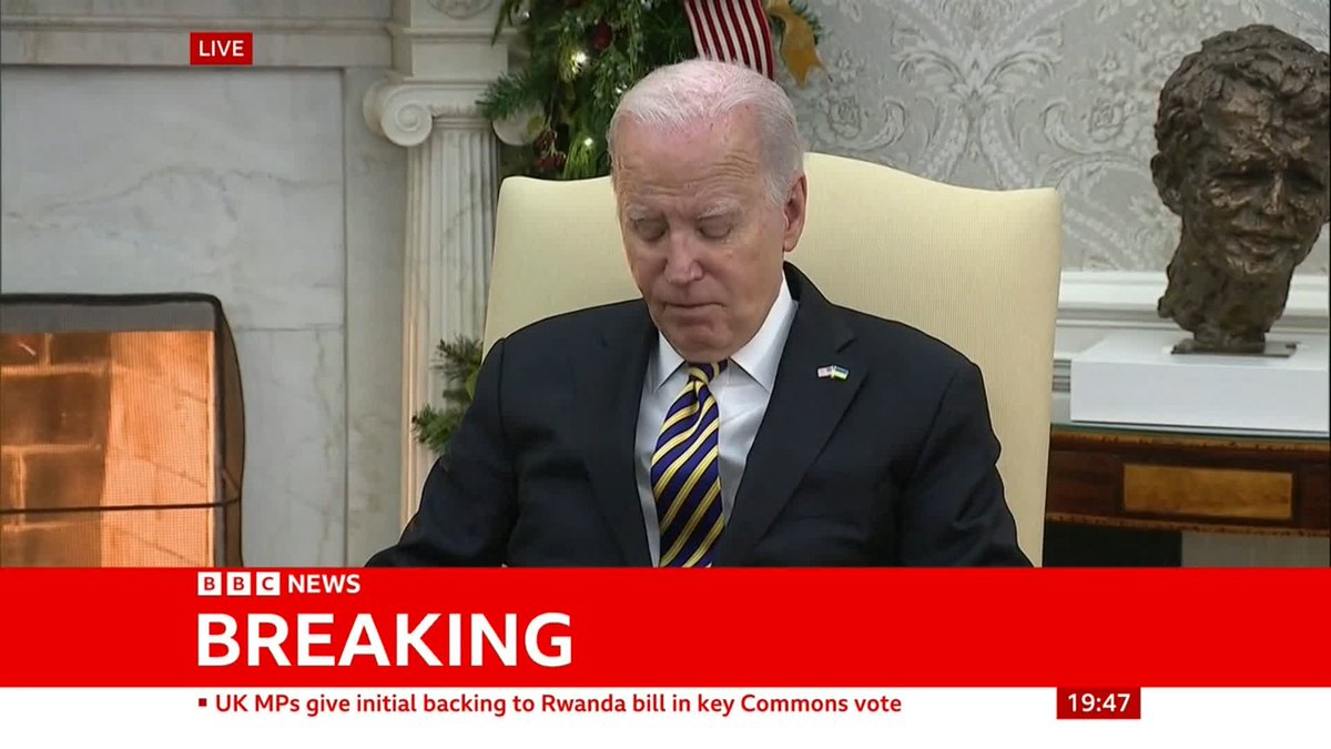 US President Joe Biden says Congress should “do the right thing, to stand with Ukraine” Biden tells Ukraine’s President Volodymyr Zelensky he doesn’t want him “giving up hope”