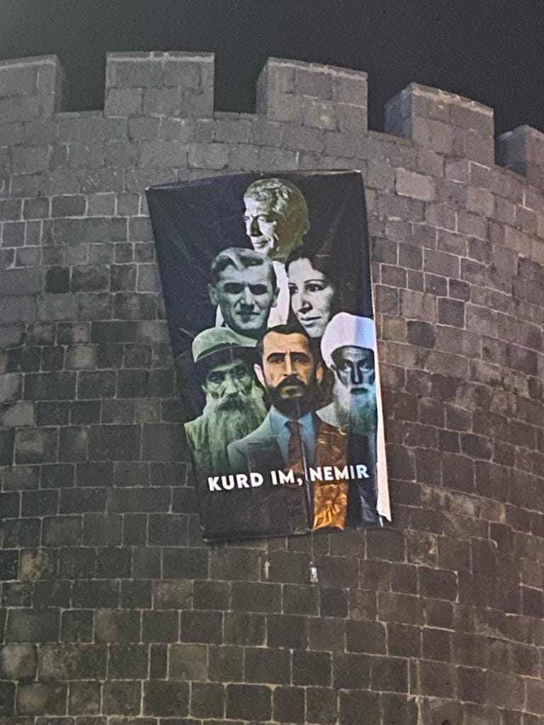 #Kürt büyüklerinin resimlerini Diyarbakır Surlarına astılar