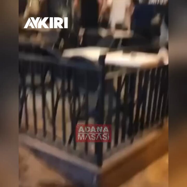 Şoke eden görüntüler! Adana’daki Starbucks şubesi pompalı tüfekli bir şahıs tarafından basıldı, ateş açıldı. Şahıs ortalığı savaş alanına çevirirken soğukkanlılığı dikkat çekti. O sırada ailesiyle birlikte kahvecide oturan küçük çocuğun korku dolu feryatları kameralara yansıdı.
