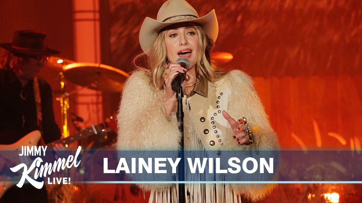.@LaineyWilson performs Wildflowers and Wild Horses! 🌼🐴