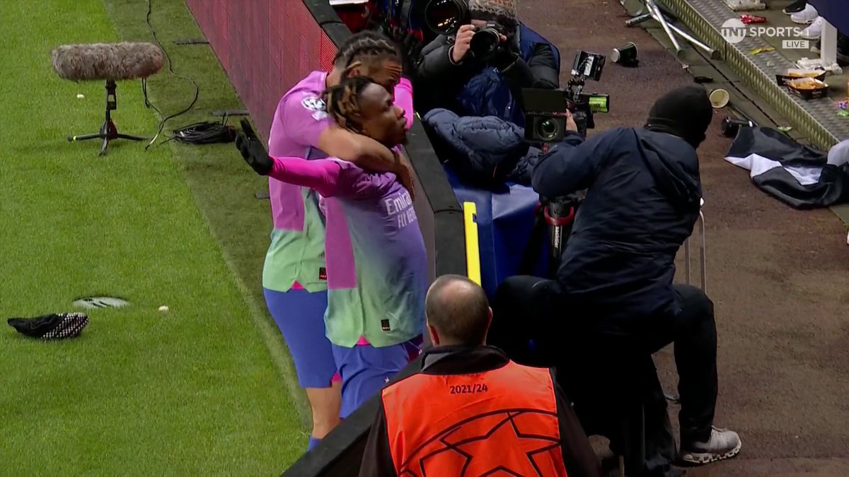 That is what you call a 𝒄𝒍𝒊𝒏𝒊𝒄𝒂𝒍 𝒄𝒐𝒖𝒏𝒕𝒆𝒓-𝒂𝒕𝒕𝒂𝒄𝒌 🤩 Super-sub Samuel Chukwueze breaks Newcastle fans' hearts - just one minute after coming off the bench 💥 #UCL