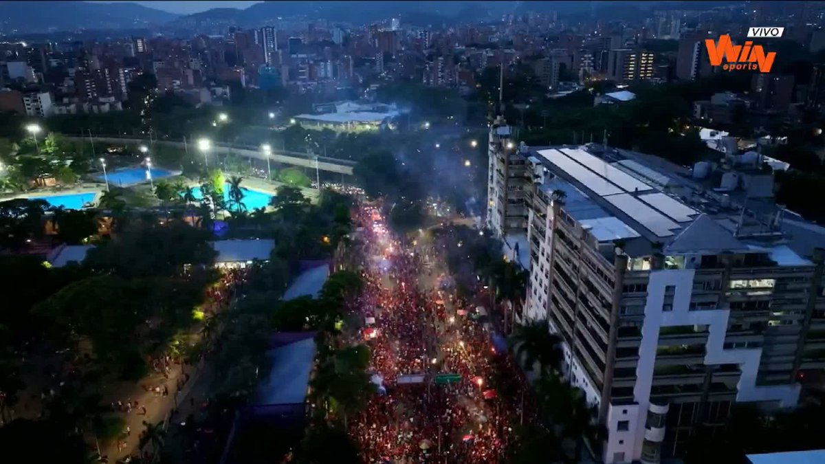 🏆 ¡Se juega el título y la hinchada del DIM lo sabe! Monumental recibimiento para el cuadro 'Poderoso'. #LAFINALxWIN