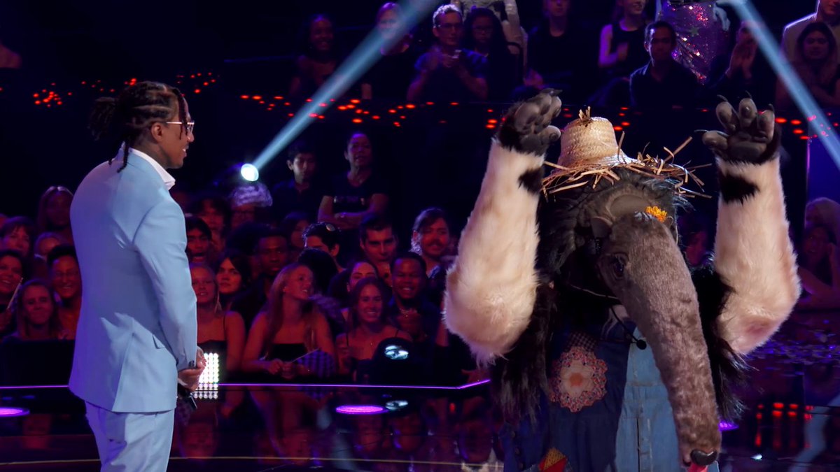 #AnteaterMask ATE that performance up! 👏 #TheMaskedSinger