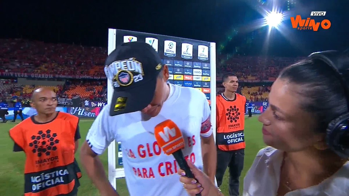 🏆 “Nadie sabe lo que he vivido, me vine un poco tarde porque mi mamá me quería ver en Junior, sé que en el cielo está contenta, hoy es el primer día que lloro por ella”, Carlos Bacca, jugador de Junior. #JUNIORCAMPEÓNxWIN