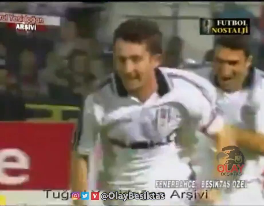 Erkan Avseren: “1996’daki Sergen‘in 90’daki meşhur frikiği öncesi yanına gittim. Bir pozisyon önce şutu az farkla dışarı çıkmıştı. Sergen’e takılayım dedim, ‘rüzgârı hesapladın mı?’ diye sordum. ‘İlkinde rüzgâr bizi yanıltı şimdi hesapladım, izle çatala atıyorum gol olur bu’ dedi. Bir vurdu çatala gitti 😊 Sergen çok büyük efsaneydi…” (Youtube / Atakan Kurt)