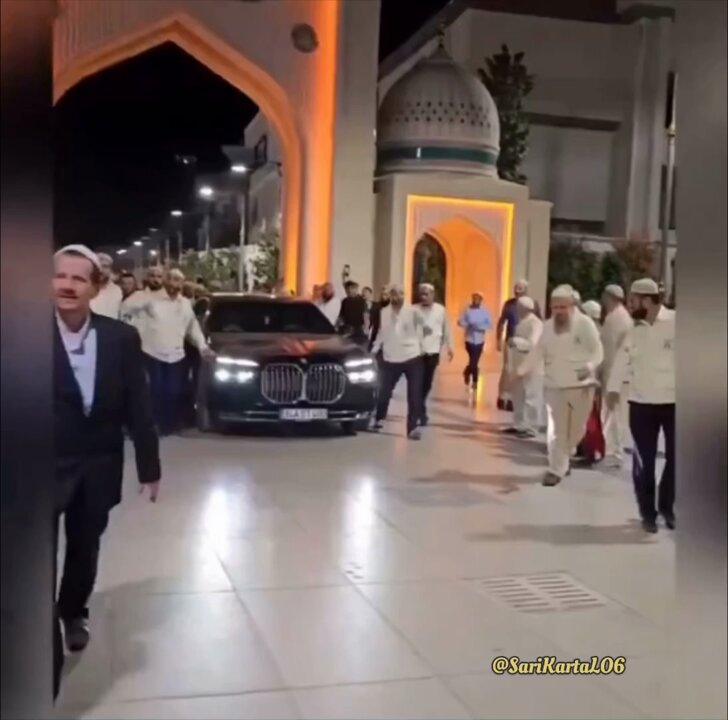 ✨Menzil Şeyhinin yaklaşık 15 milyon lira değerindeki lüks aracını böyle savundular: “Allah dostu olup olmadığını, malıyla mülküyle mi ölçüyorsun? Müslüman kümeste mi yaşasın?”