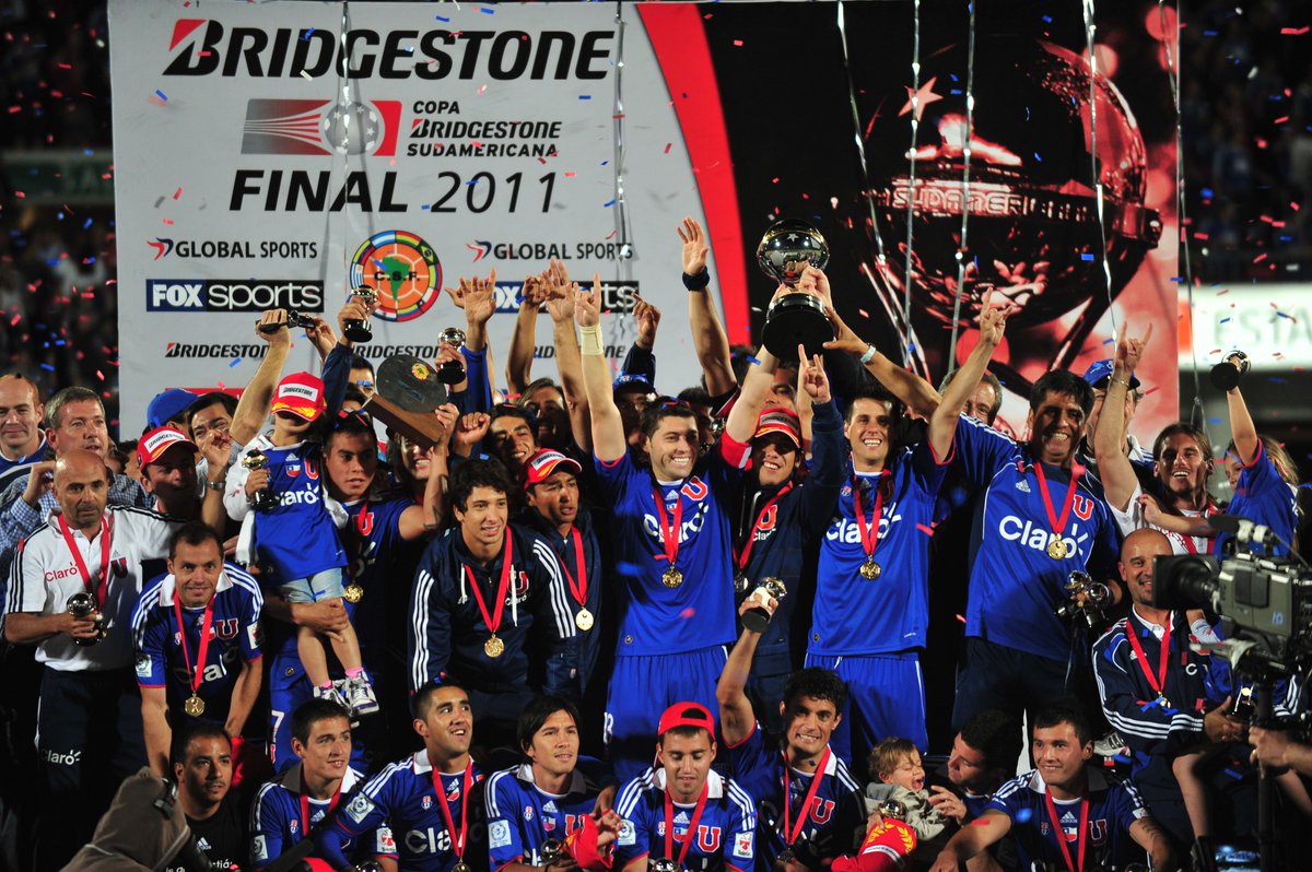 Se cumplen 12 años de Universidad de Chile 🇨🇱 campeón de la Copa Sudamericana 🏆. Doblete de Vargas y un gol de Lorenzetti para el 3-0 vs. Liga de Quito y la consagración del equipo de Sampaoli 🇦🇷. Es el único club chileno que conquistó el certamen.