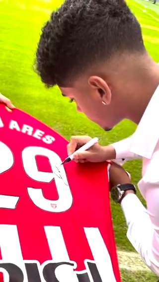 👕 ¡Consigue la camiseta firmada de Adu Ares! 1️⃣ Sigue a Athletic Club 2️⃣ RT y Me Gusta a este post 3️⃣ Deja tu mensaje para nuestro león 🍀 Anunciaremos el ganador/a el lunes 18 de diciembre a las 16:00 horas. #AduAres2027