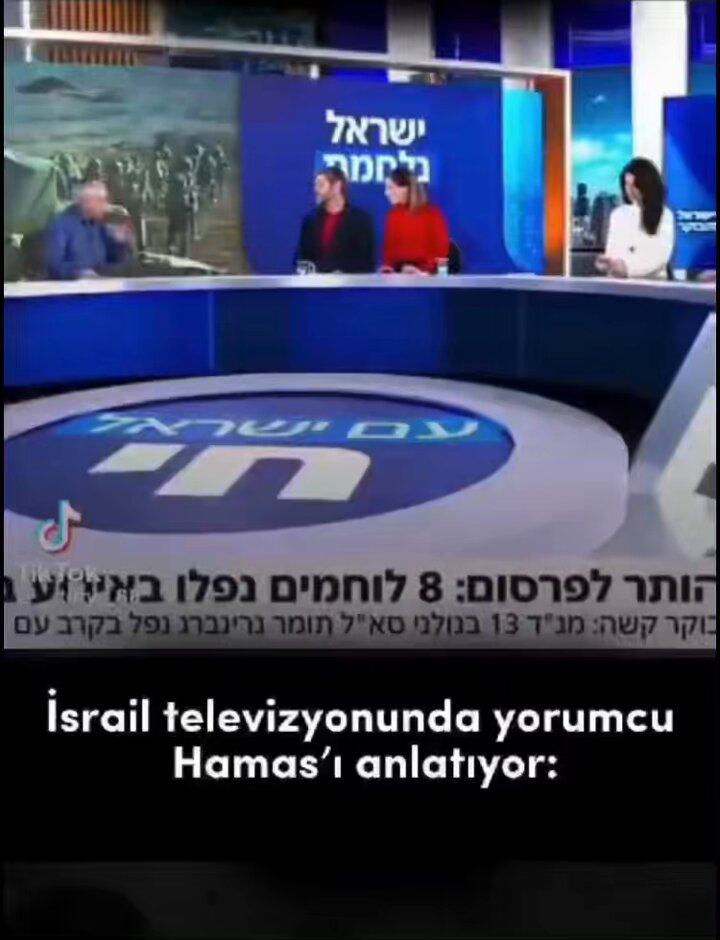 BU VİDEOYU YAYALIM İsrail Televizyonunda Yahudi bir yorumcu CİHAD’ı bir çok Müslümandan daha iyi anlamış ve anlatıyor: “Şayet tek bir Hamaslı kalsa, eli kesik sadece iki parmağı olsa Yıkık mescidin önünde durur yine de zafer işareti yapar. Çünkü çocukları torunları peşinden gelecek. Onlar Allah için cihat ediyorlar biz israilin özgürlüğü için. Onlarda Allah en belirleyici oyuncu Bizde ise şayet sahada Rab varsa yedek kulübesinde. Psikolojik açıdan aramızda büyük fark var. Kuranda bir ayet vardır. Allah sabredenlerle beraberdir. Diye. Onlar sabırlı. İbranice sabır kelimesi yok. Sabır iki ay 3 güneş ışığı görmeden tünellerde yaşamaktır. Sonra çıkıp Yahudi öldürüyorlar. #FreePalestine #GazaGenocides