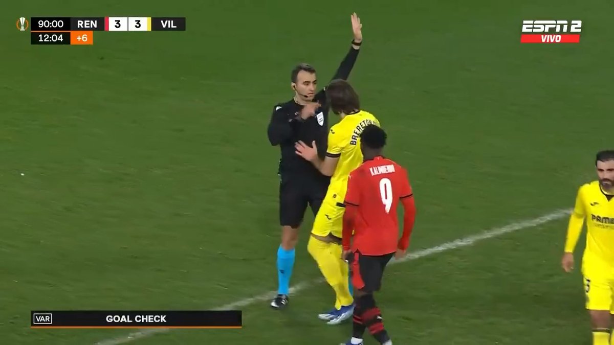 Rennes, en la última del partido, empataba 3-3 vs. Villarreal en un partidazo. Sin embargo, el árbitro aplicó de manera impecable el reglamento: Le Fée pateó el tiro libre, pegó en el travesaño y él mismo volvió a tocar la pelota, lo que no está permitido.