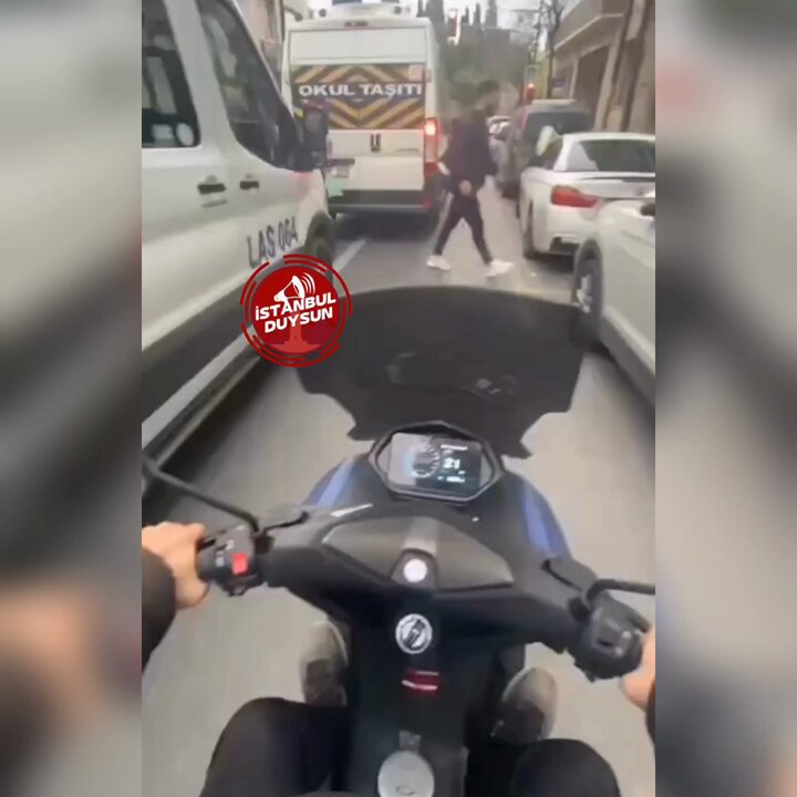 İnsan hayatını böyle hiçe saydı. Minibüs şoförü tartıştığı motorcuyu aracıyla park halindeki otomobil arasında böyle sıkıştırdı. Skandal görüntülere tepki yağdı.