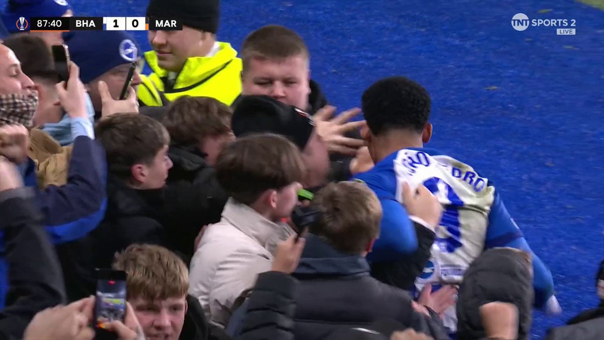 UNBELIEVABLE SCENES AT THE AMEX! 🔊💥 Joao Pedro and the Europa League, name a better duo 🤝 #UEL