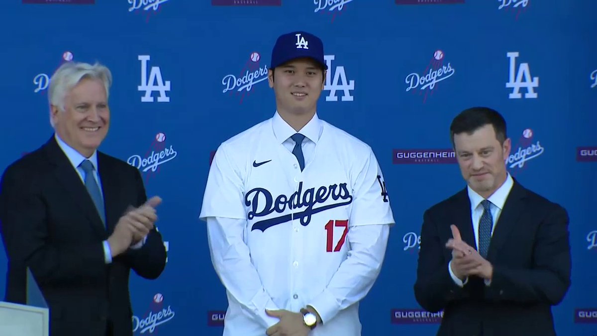 大谷翔平、ドジャースのユニフォームを着る！👀 ドジャース入団会見！ #大谷翔平 #ドジャース 🎥FOX Sports: MLB