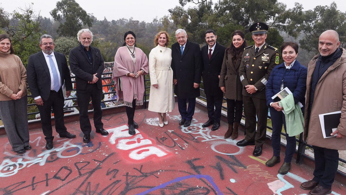 Supervisamos avances en la rehabilitación y ampliación del Bosque de Chapultepec. Se trata de una inversión de 10 mil millones de pesos y llevamos el 85 por ciento de la obra. Se incluye la IV sección —es decir, los terrenos donados por Sedena—, donde ahora habrá escuelas de arte, otra Cineteca Nacional y museos para el disfrute de todos los ciudadanos y en especial para los que viven en el pueblo de Santa Fe que fundó Tata Vasco.
