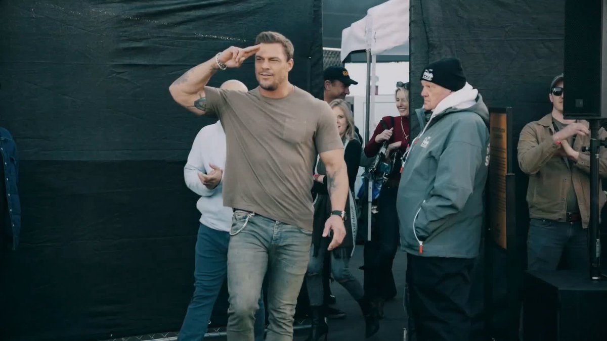A new season of #REACHER is back on Prime Video after #TNFonPrime! Don't miss Alan Ritchson at the desk later tonight.