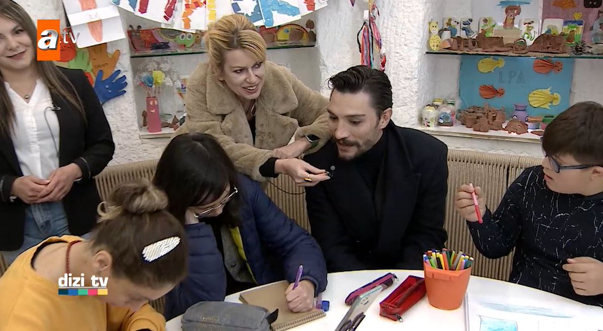 Safir 'Saklı Kalan Bir Aşk Hikayesi'nin yıldızları İpek Tuzcuoğlu ve İlhan Şen'le Kapadokya'daki çok özel bir derneğe konuk olduk. Dizi TV yeni bölümüyle Pazar 11.30'da atv'de. #DiziTV #Safir