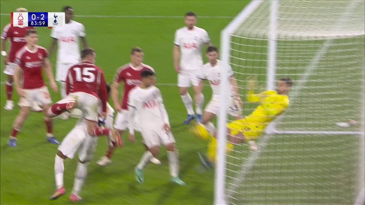 "How has he kept that out?!" 🤯 A STUNNING save from Guglielmo Vicario 👏