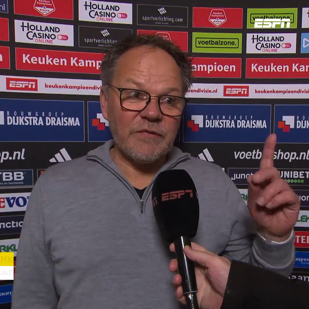 😤 Henk de Jong is ziedend op de Cambuur-fans die voorwerpen op het veld gooiden. "Het is echt schandalig. Er zijn duizenden toppers, maar die paar idioten benadelen onze club man!"