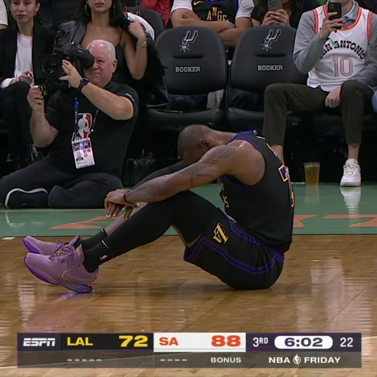 LeBron got hit in the face AGAIN 😯