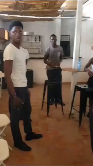 Lapolis kenbe elèv sa yo nan krèy