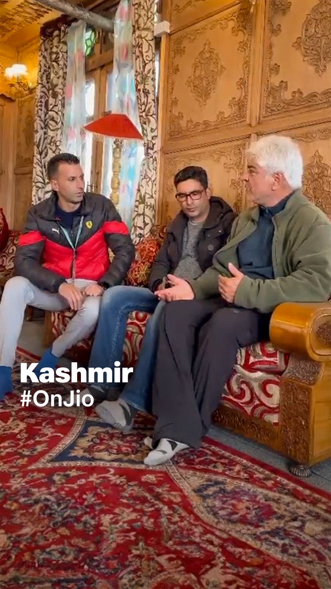 Connecting the rich heritage of Kashmir with first JioAirFiber installation on a houseboat. ❤️ #Kashmir #India #OnJio #JioAirFiber #DalLake #Jio