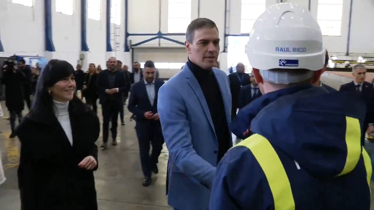 Hoy es un gran día para Ferrol y para toda Galicia. Damos el primer paso en la construcción de la segunda fragata F-110 y avanzamos en la nueva Fábrica Digital de Bloques de Navantia. Es la mayor inversión realizada en un astillero español en los últimos cien años, más de 100 M€, y creará más de 800 puestos de trabajo. España mira al futuro desde la reindustrialización, la digitalización y la cohesión territorial.