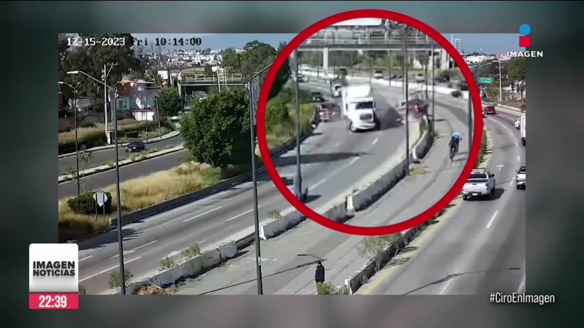 Todos nos hacemos la misma pregunta: ¿quién tomó la decisión de poner UNA PATRULLA 🚓 para detener al trailer robado? 👀 A ver si contestan, SSC Puebla