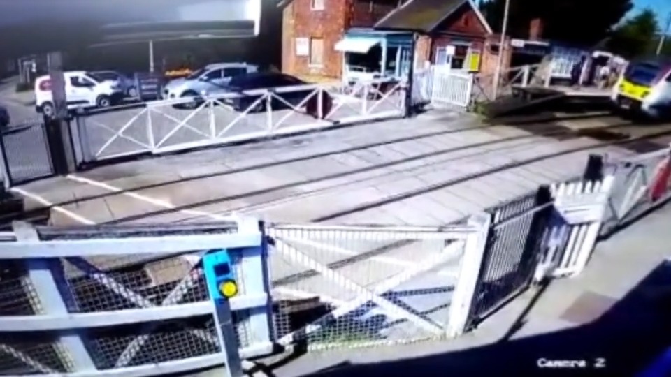 The gates are shut for a reason ... 😰 Two people took a huge risk that very nearly cost them their lives. 📹 CCTV footage of a near-miss at Elsenham level crossing in Essex: ➡️ #SafetySaturday