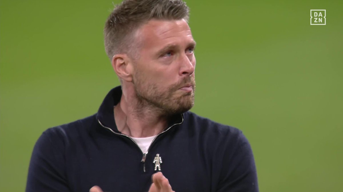 ESTO ES FÚTBOL ❤️ Rob Edwards, entrenador del Luton, llorando y emocionado ante la respuesta de la afición del Bournemouth 👏 Tom Lockyer, su capitán, se desplomó y así respondió la afición rival. ¡CHAPÓ! 🙌 #PremierLeagueDAZN ⚽ 🏴󠁧󠁢󠁥󠁮󠁧󠁿