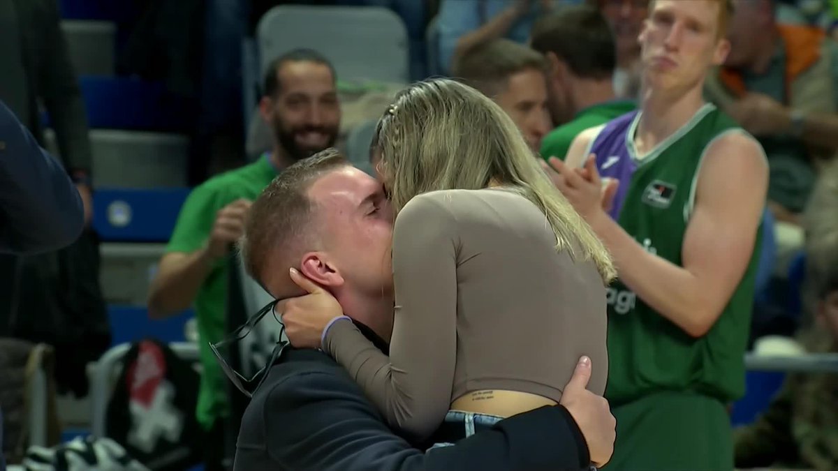 💍 ¿Te imaginas que te piden matrimonio en el parqué del Martín Carpena? Ellos no lo han soñado. ¡Lo han hecho realidad! Por cierto... ¡HA DICHO QUE SÍ! ❤️ 📺 Movistar Plus+ #LigaEndesa | UnicajaCB #ListosParaRomperla | Movistar España