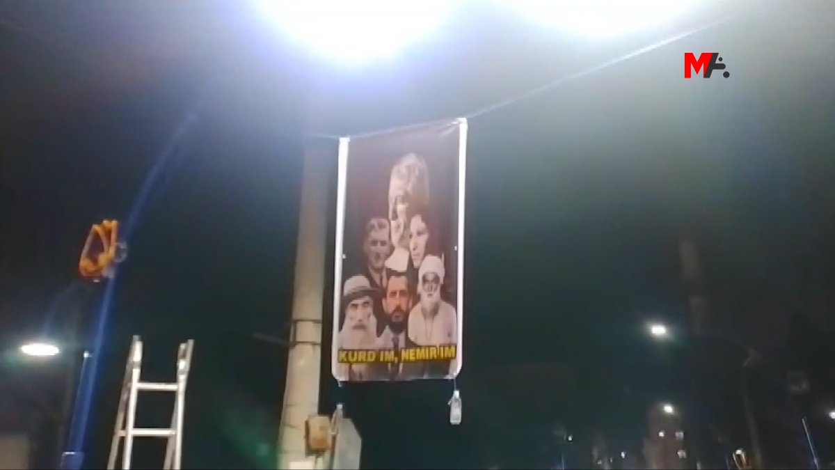 Manisa’nın Yunusemre ilçesinde Kürt büyüklerinin fotoğraflarının bulunduğu bir pankart asıldı