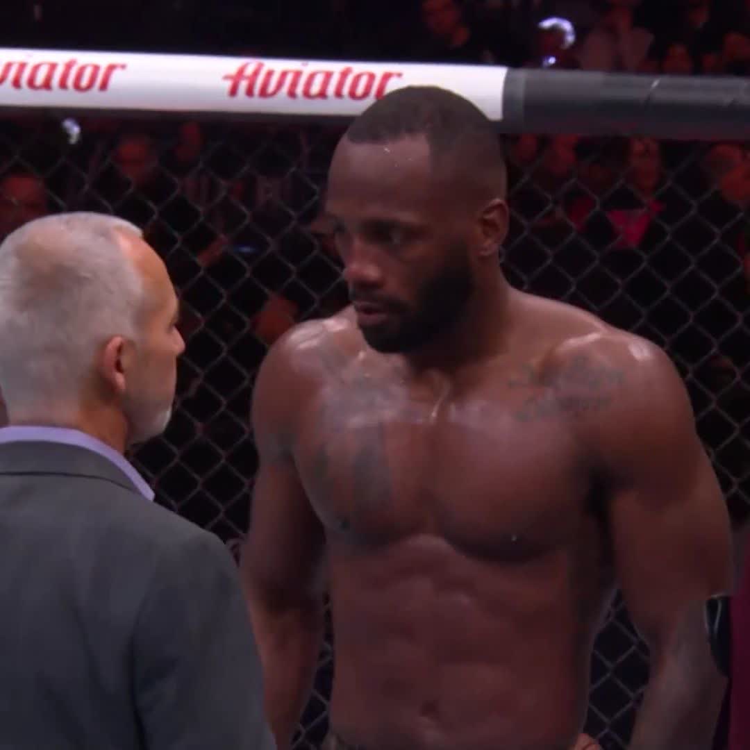 25 minutes in the books! STRONG showing for the champ. Decision on the way #UFC296