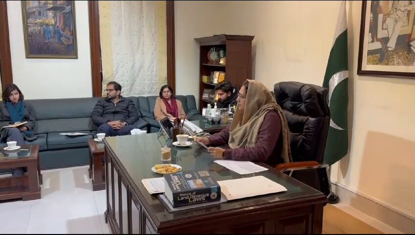 سڑک اور مارکیٹ کی کھلی جگہ پر پہلا حق عوام کا ہے۔ تجاوزات یعنی انکروچمنٹ کرنے والے عوام کے حق پر ڈاکہ ڈالتے ہیں اور ان کی زندگی اجیرن کرتے ہیں تجاوزات مافیا کو 48 گھنٹے کا الٹی میٹم جاری کر دیا گیا ہے۔ منگل کو الٹی میٹم ختم ہونے پرتجاوزات ختم نہ کرنے والوں کے خلاف سخت ایکشن اور قانونی کاروائی کا آغاز ہو گا نگران وزیر اعلی پنجاب کی ہدایت پر شہر کے تمام 9 زونز میں اہم شاہراہوں کی لسٹ تیار کر لی گئی ہے۔ریگولیشن ونگ کا 240 رکنی خصوصی سکواڈ, 14 ٹرک اور ہیوی مشینری انسداد تجاوزات آپریشن کے لئے استعمال ہونگے۔ آپریشن اسسٹنٹ کمشنرز، ایس پی، ٹریفک پولیس اور بلدیہ عظمیٰ افسران آپریشن کی نگرانی کریں گے شاہدرہ موڑ،امامیہ کالونی، پیر مکی،مال روڈ، اسلام پورہ بازار، ایل او ایس، چوبرجی، یتیم خانہ، ملتان روڈ، رائیونڈ روڈ، قینچی تا کاہنہ نو، شہنگائی پل سے پل بندیاوالا، اڈا پلاٹ، علامہ اقبال روڈ، ایمپرس روڈ، حاجی کیمپ، دھرم پورہ تا اسلام پورہ، جی ٹی روڈ کپ سٹور تا سکھ نہر، شالیمار لنک روڈ، جی ٹی روڈ دروغانوالا تا جلو موڑ، نواز شریف انٹرچینج تا بیدیاں روڈ کے علاقوں میں آپریشن ہو گا تجاوزات مافیا کو قانونی کاروائی سے بچنے کے لیے تجاوزات از خود ختم کرنےکا موقع دیا جارہا ہے۔ناجائز تجاوزات کی پشت پناہی والے عناصر کے خلاف بھی گھیرا تنگ کیا جائے گا #Lahore #encrochment #mafia #illegal #warning #action #city #public #facilitation #right Chief Secretary Punjab Commissioner Lahore Division Metropolitan Corporation Lahore