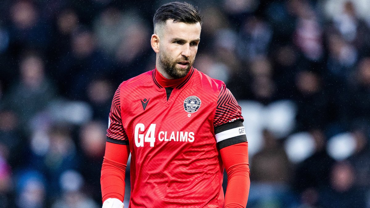 The skipper doing his thing between the sticks 🧤 Liam Kelly