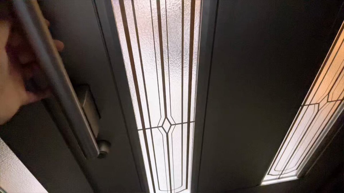 家から追い出されてしまった空条徐倫のモノマネ (※まだ外です)