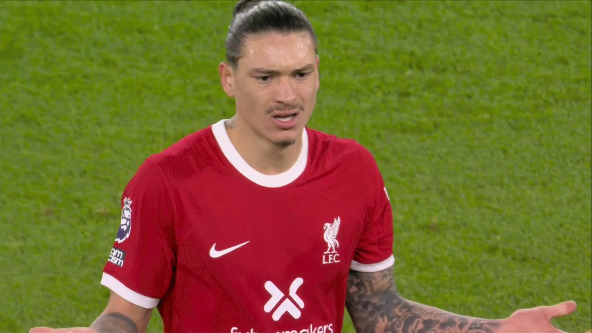 Dermot Gallagher gives his thoughts on Darwin Núñez's yellow card and whether he could have received more than one booking 🔍