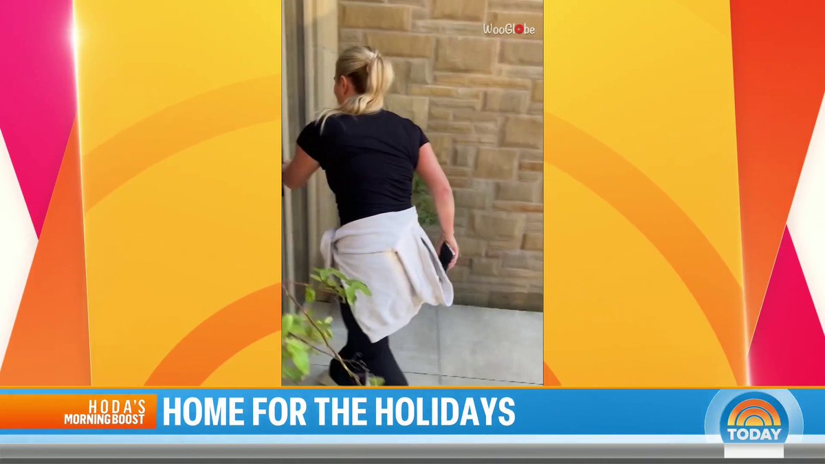 Chloe Caulton has been living in Australia for more than a year and wanted to surprise her parents by flying home for Christmas. See their emotional reaction when she walks into their house. Hoda Kotb shares the Morning Boost.