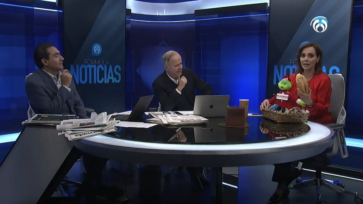 ¡Qué arranque! Lilly Téllez (Lilly Téllez) llevó una canasta navideña al estudio de #PorLaMañana para Epigmenio (epigmenio ibarra): “Es el Grinch de la política”. Le puso un puñal “porque es el gran traidor”, según Téllez, y un bolillo “para el susto”. Ciro Gómez Leyva