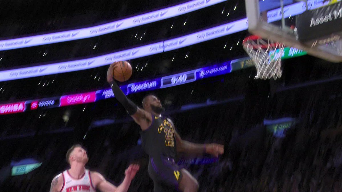 AD finds LeBron for the JAM 🔨