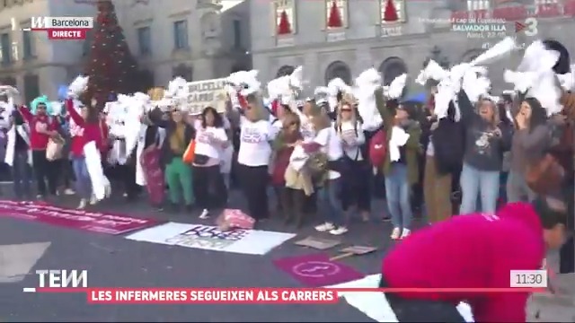 Vuitè dia de la vaga indefinida dels professionals d'infermeria Avui tornen a sortir al carrer i llencen les seves bates davant el Palau de la Generalitat per exigir al govern que faci cas a les seves reivindicacions #TotEsMou3Cat