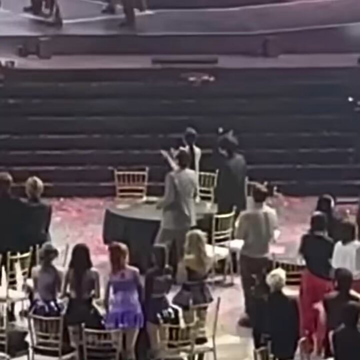 아니 난 이거 동휘샘이 줌 땡겨서 찍은 건 줄 알앗는데 부석순 무대 보다가 이건못참지ㅋㅋ 하고 앞으로 걸어나가서 찍고 오신 거엿음 ㅅㅂ