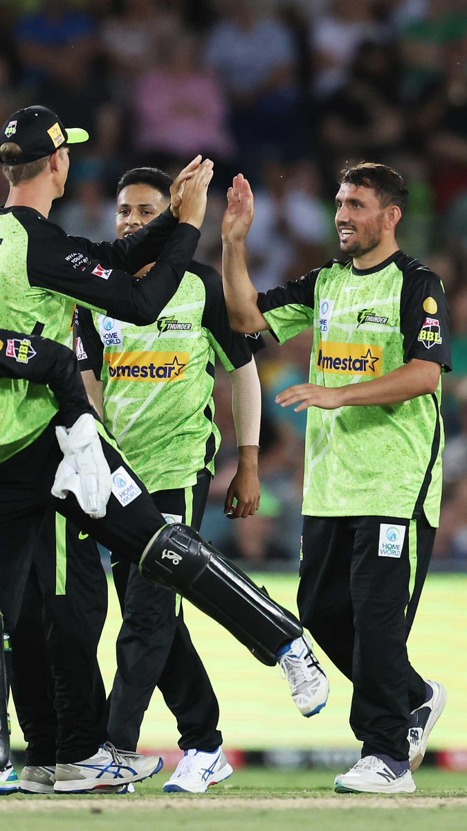 Good luck keeping that out 🤯🤯 What a delivery from Zaman Khan! #BBL13 #GoldenMoment BKT Tires