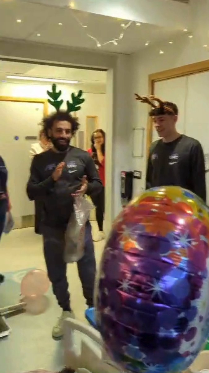 How many people can say that they've had Liverpool FC players sing them happy birthday?! 🎉🎁 What a special memory for one of our patients ❤️ Mohamed Salah #ChristmasAtAlderHey