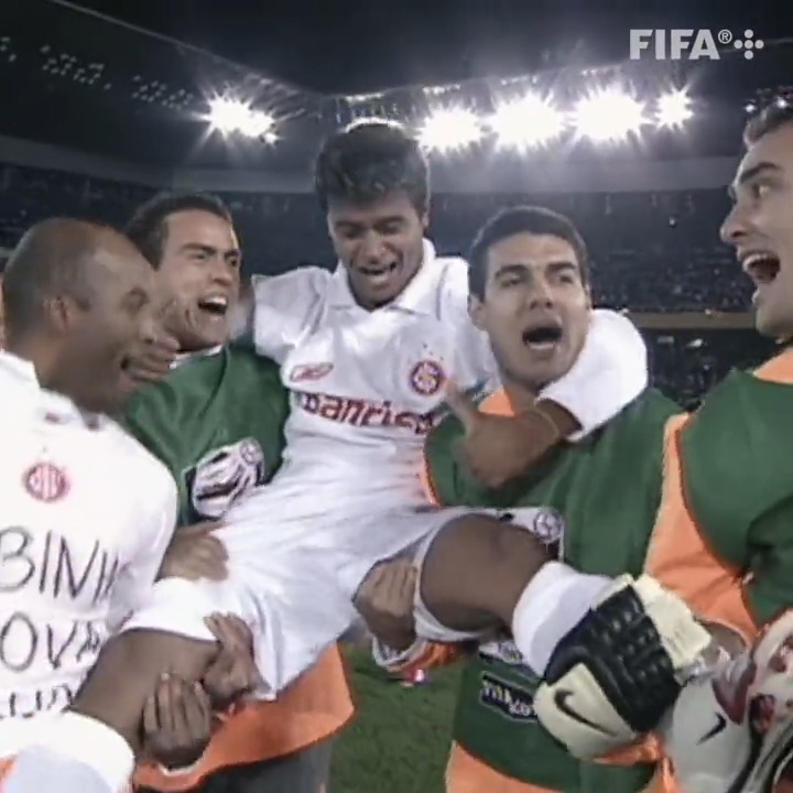o unico campeao mundial que realmente fez o impossivel porque todo mundo sabe que pra inglês o torneio é colônia de férias eu sei que doi mas quanto antes voce admitir melhor